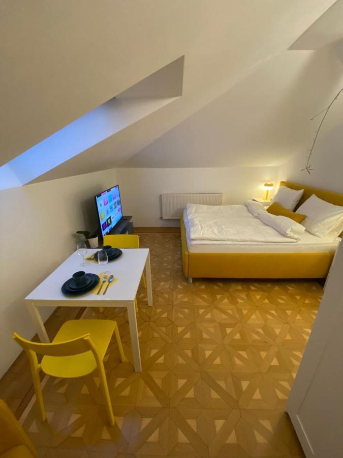 Small But Charming-Yellow Appartement Баден Экстерьер фото
