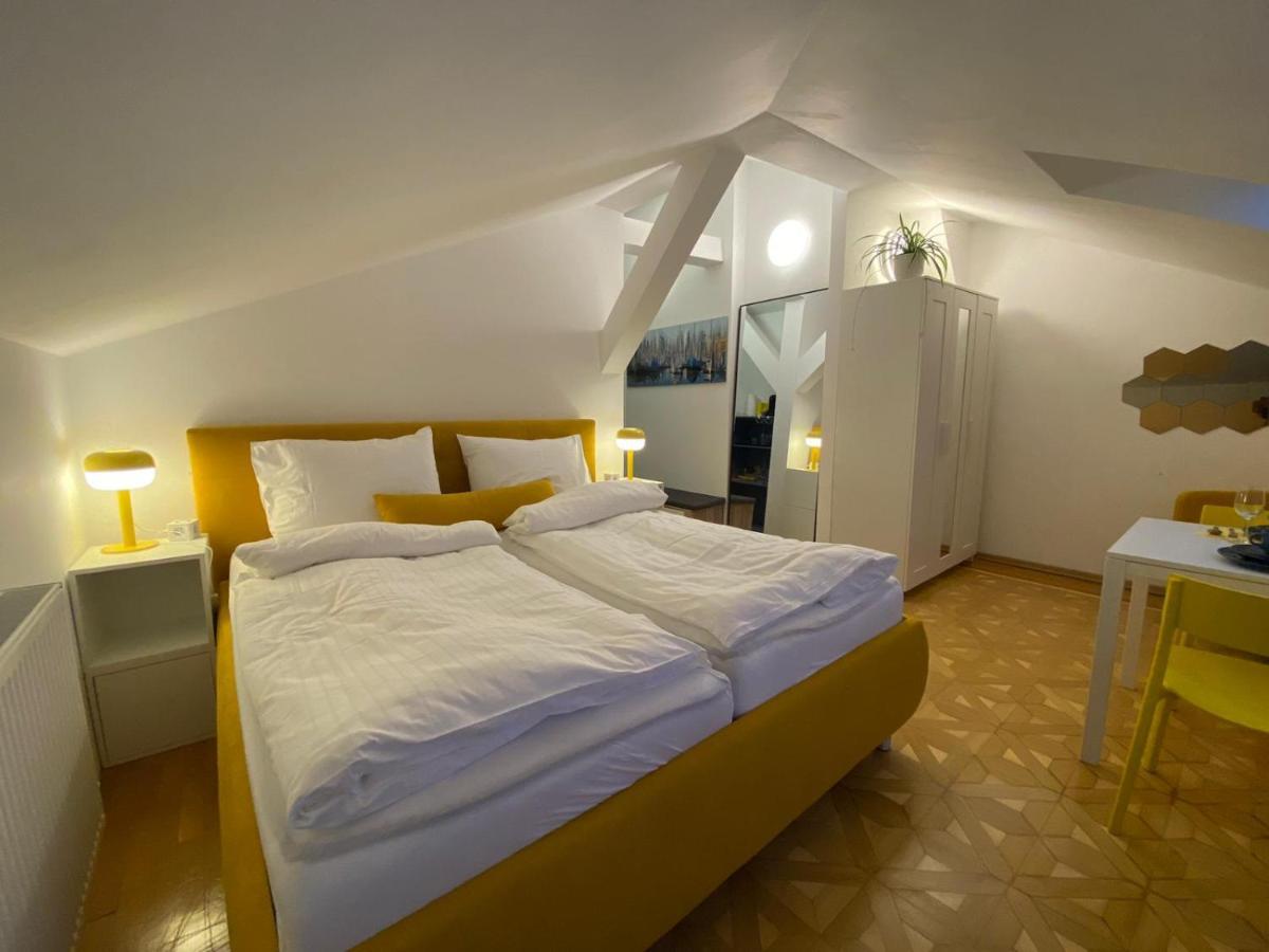 Small But Charming-Yellow Appartement Баден Экстерьер фото